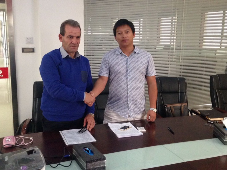 Middle asia customer sign agreement of beiben 6*6 trucks 