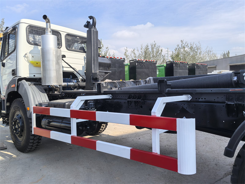 HOWO 6×6 all wheel drive hook loader