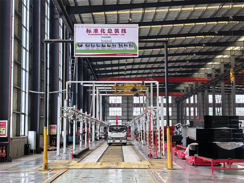 Hooklift truck manufacturer