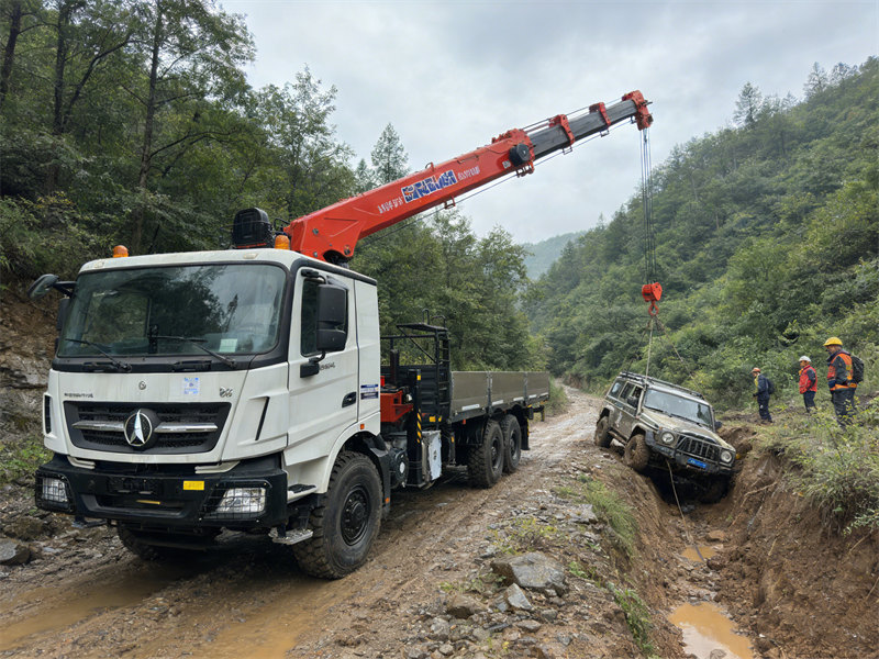 Beiben V3 6&times;6 stiff boom crane truck