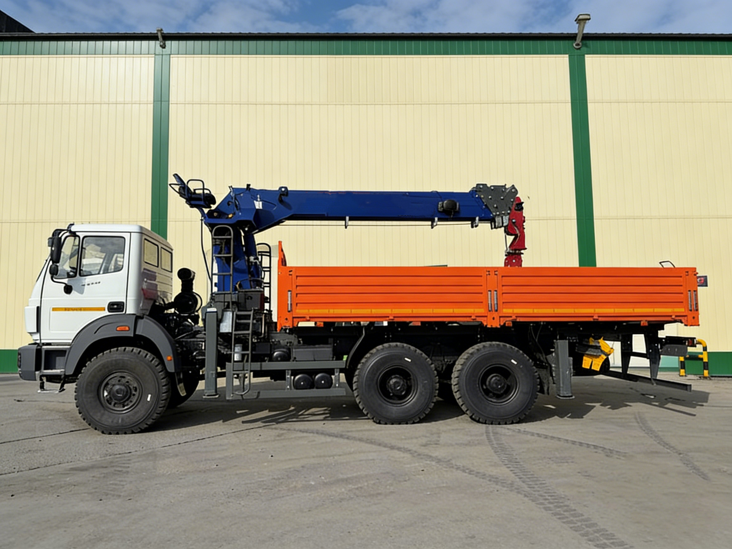 Beiben 6&times;6 service truck with boom crane