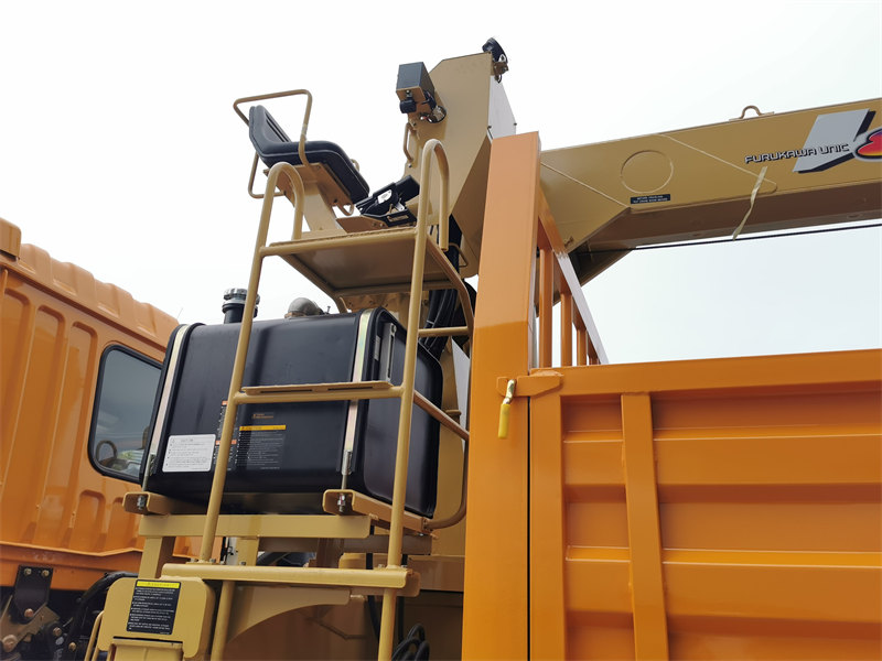 Beiben cargo truck mounted 8-ton crane