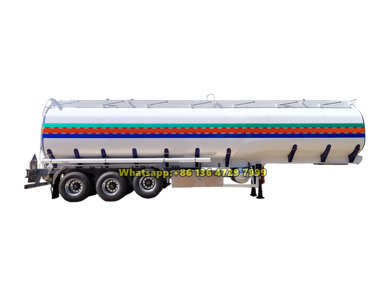 Tri-axle oil tanker semi-trailer