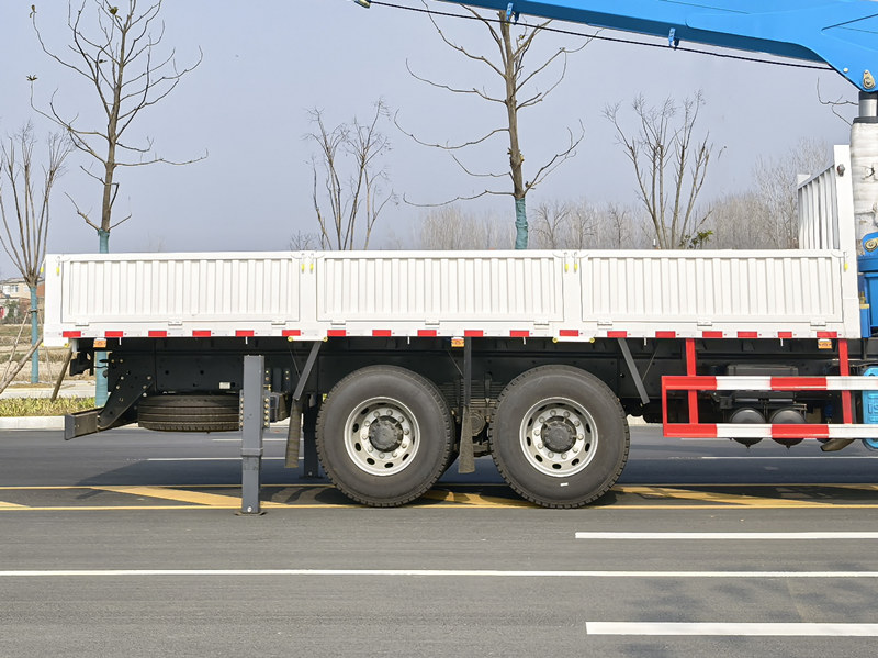 Beiben 2642 truck with crane