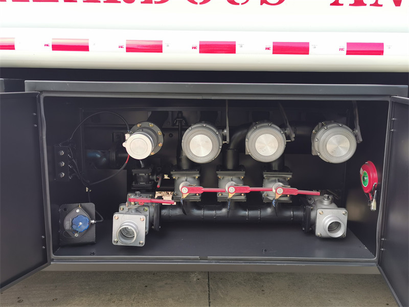 Beiben 6&times;4 mobile petrol bowser