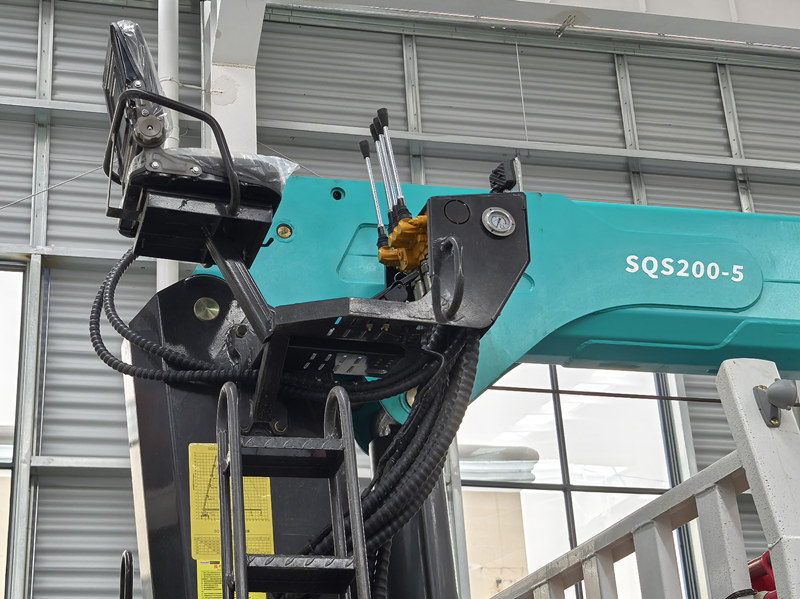 Beiben cargo truck mounted hydraulic crane