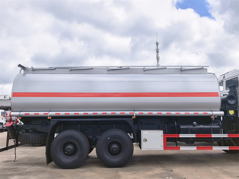 Beiben 6&times;4 mobile fuel bowser