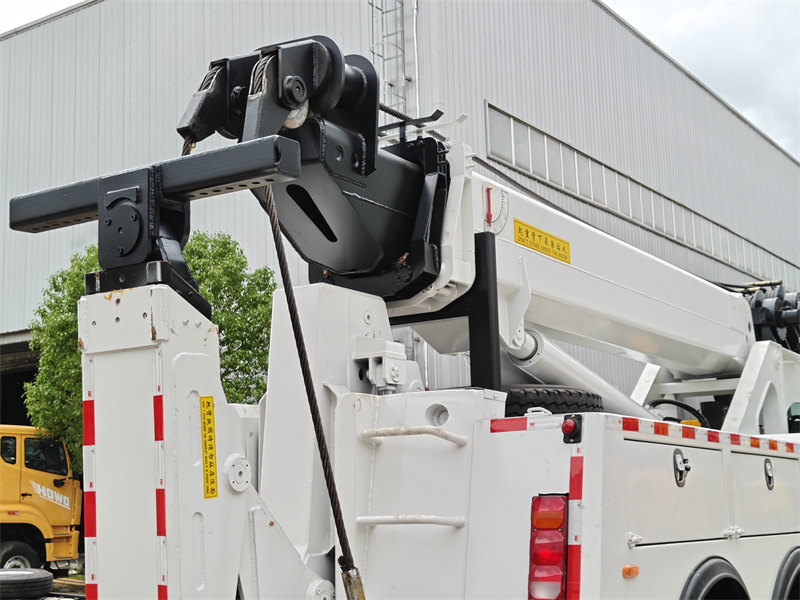 Beiben 8&times;4 heavy rotating tow truck